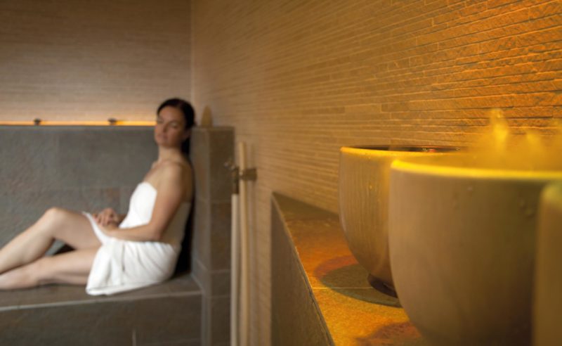 Frau im Dampfbad der Fontane Therme.