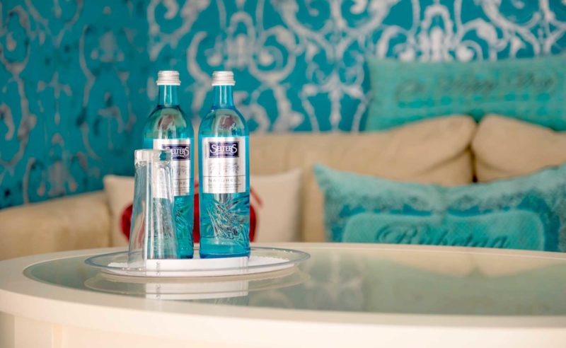 Zwei Wasserflaschen auf dem Tisch in der Suite im Hotel Resort Mark Brandenburg in Neuruppin Neuruppin