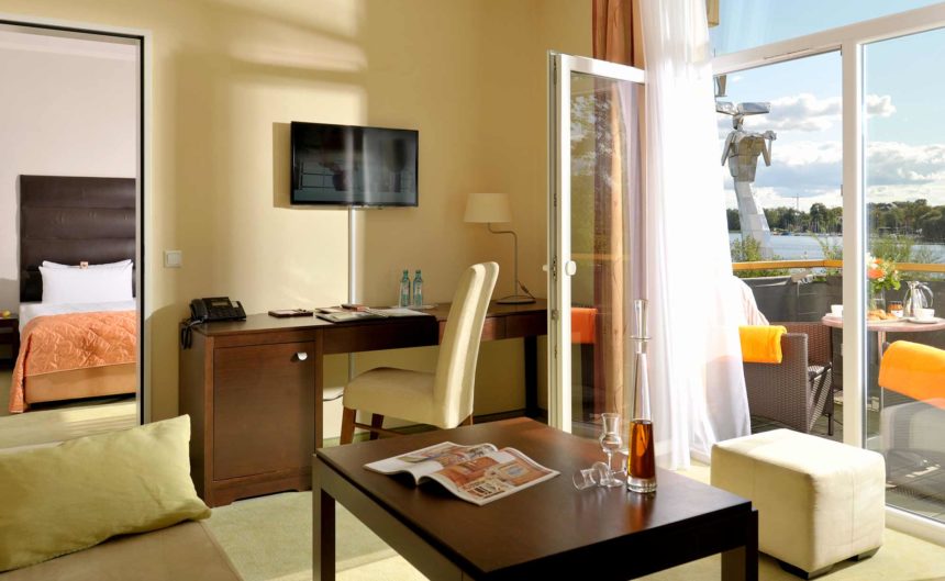 Offene Balkontüre hinaus zum See in der Juniorsuite des Hotel Neuruppin