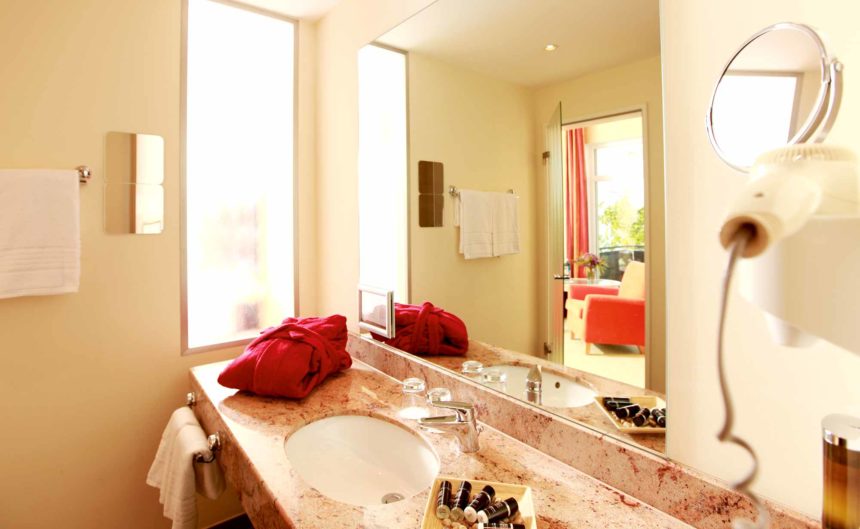 Badezimmer mit großem Spiegel im Komfort-Zimmer des Hotel Neuruppin