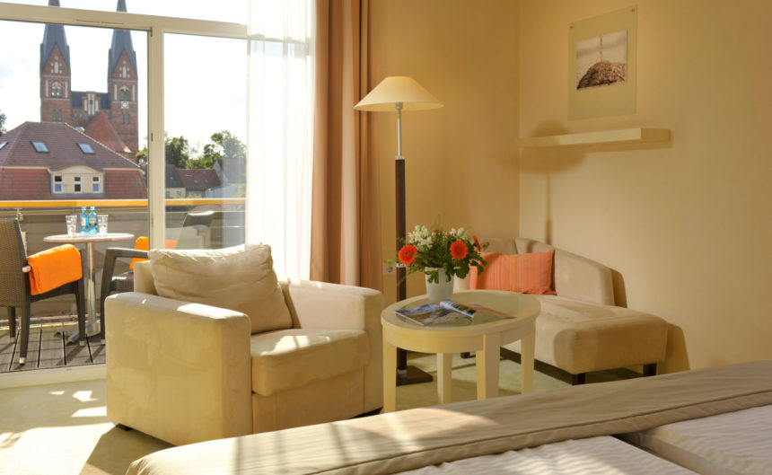 Gemütliche Sitzecke im Komfort-Zimmer des Hotel Neuruppin