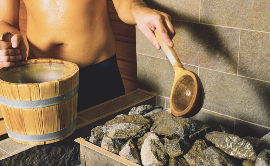 Wellness-Besucher beim Saunaaufguss
