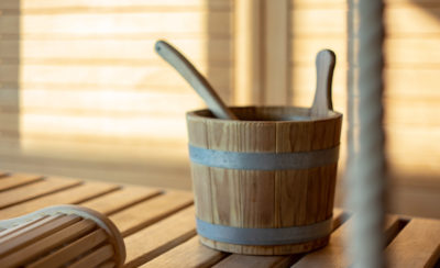 Holzkübel in einer Sauna der Therme in Brandenburg