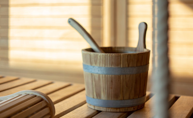 Holzkübel in einer Sauna der Therme in Brandenburg