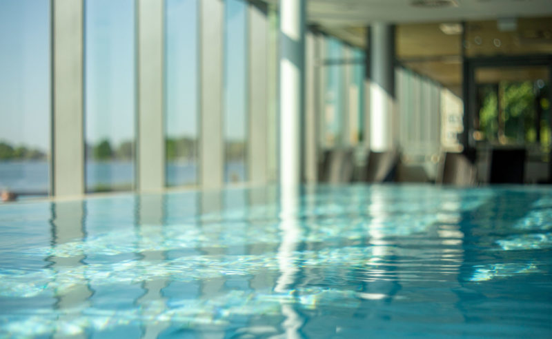 Nahaufnahme des Innenpools der Therme Neuruppin