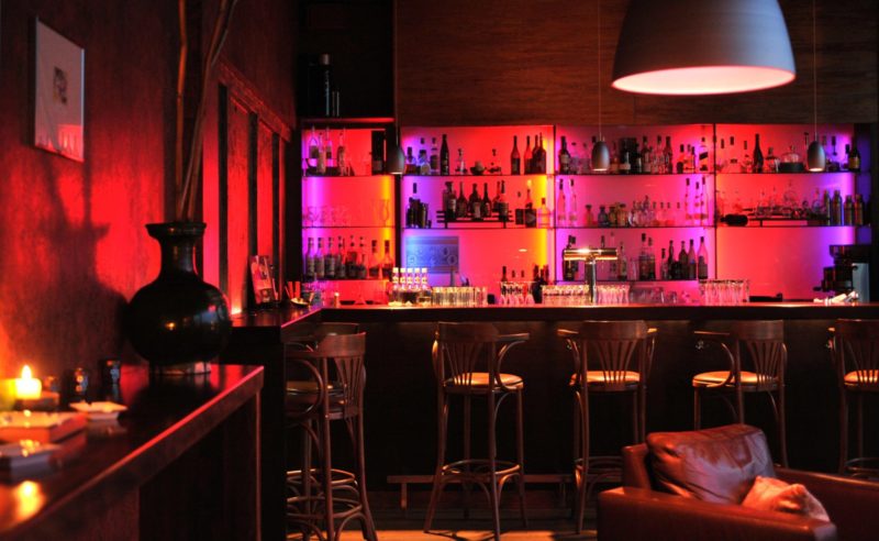 Rötlich beleuchtete Kamin Bar des Hotel Neuruppin