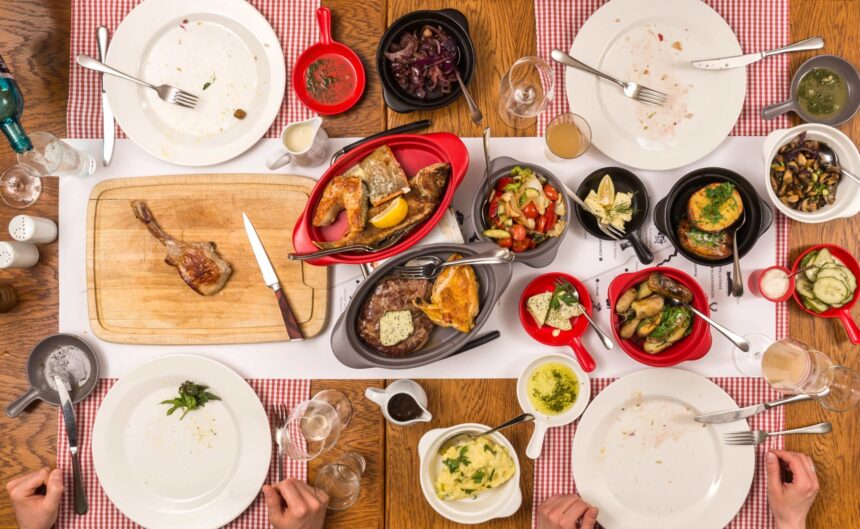 Voller Tisch mit verschiedenen Leckereien im Restaurant Seewirtschaft im Tagungshotel Brandenburg.