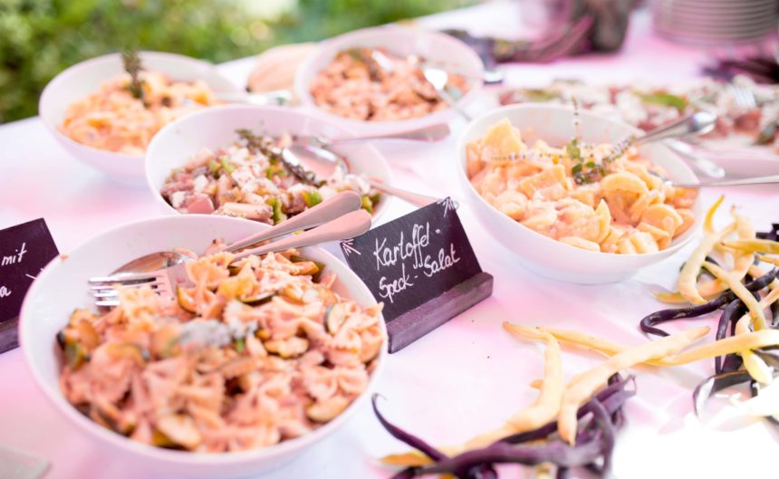Buffet mit verschiedenen Salaten auf dem Sommerfest