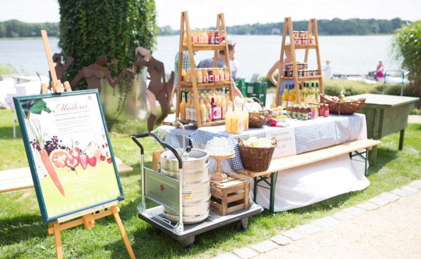 Dekorierter Verkaufsstand beim kulinarischen Sommerfest in Neuruppin