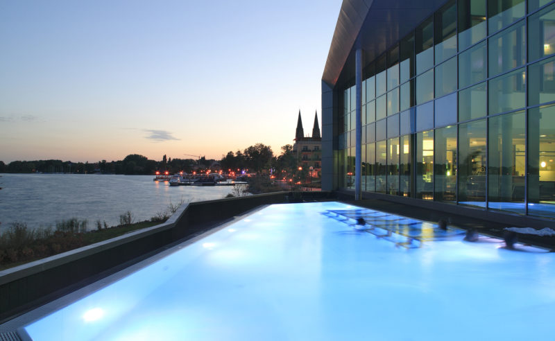 Seitlicher Außenpool der Therme Brandenburgs