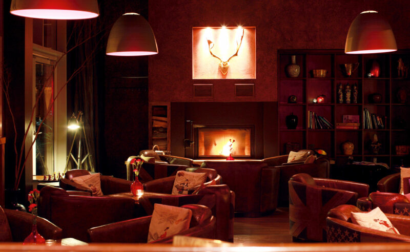 Gemütlich, romantisch eingerichtete Kaminbar des Hotel Neuruppin