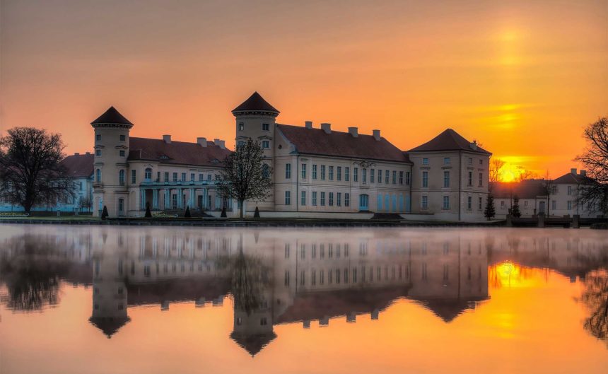 Altes Gebäude der Stadt Neuruppin am See der Stadt