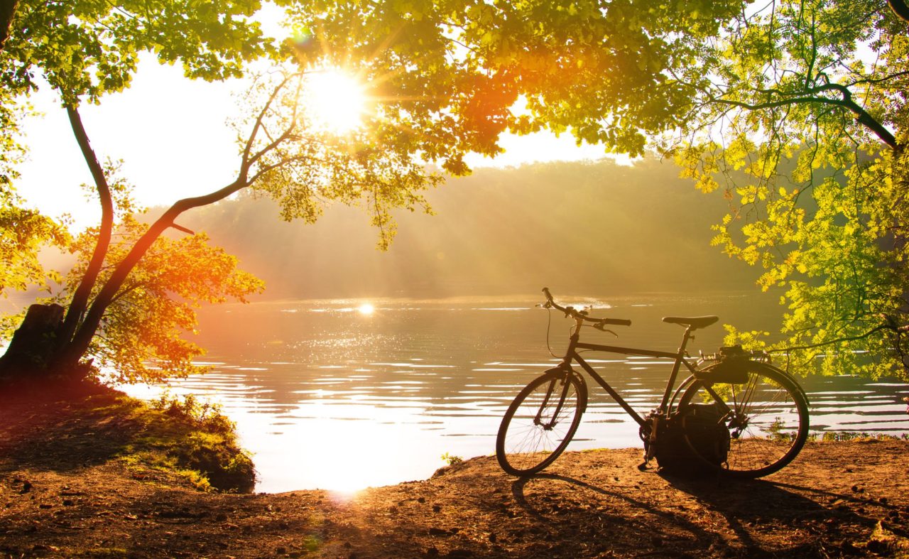 Fahrrad am See Neuruppin bei Sonnenuntergang in der Region Neuruppin