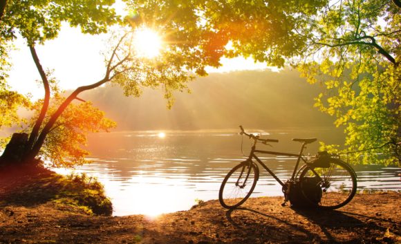 Fahrrad am See Neuruppin bei Sonnenuntergang in der Region Neuruppin