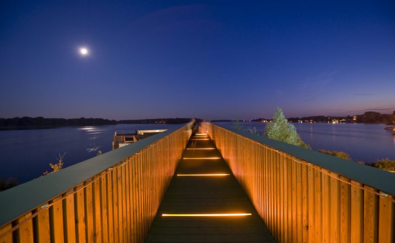 Lange Holzbrücke hinaus auf den See bzw. zur See Sauna der Therme Brandenburg