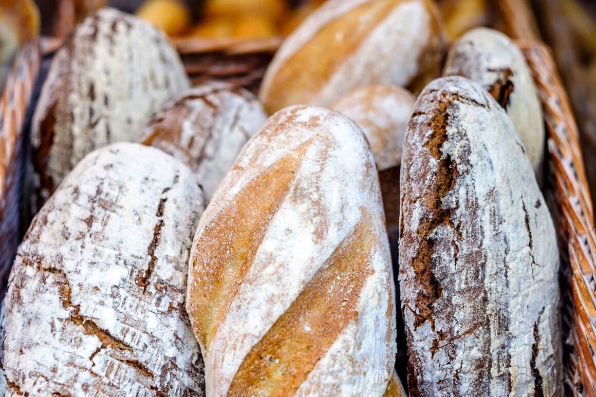 Frisch gebackenes Brot in einem Korb
