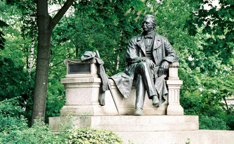 Eine Statue von Theodor Fontane in Neuruppin