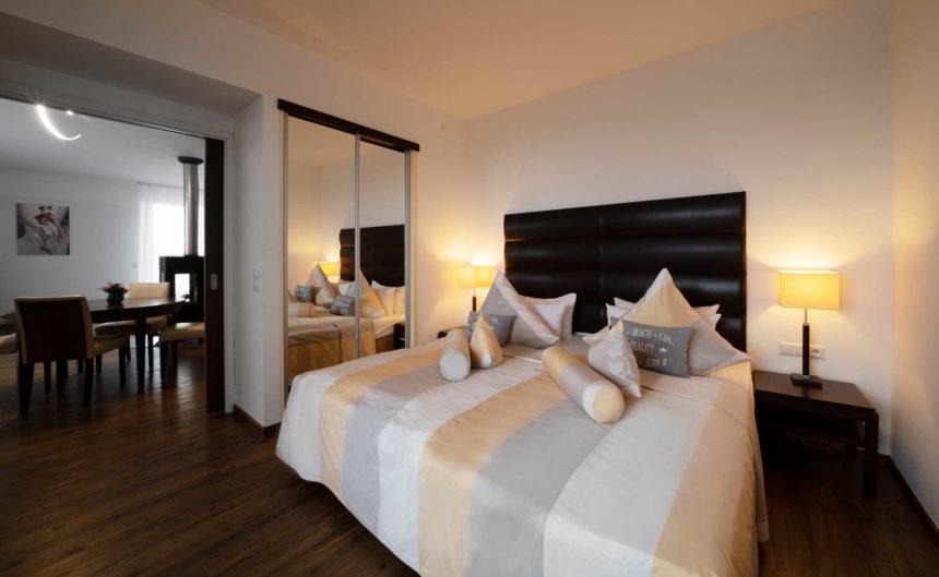 Bequemes Doppelbett mit vielen Kissen in der Grandsuite des Hotel Neuruppin
