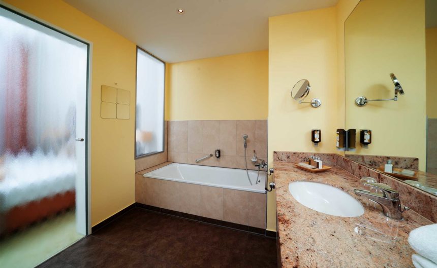Große Badewanne im Komfort-Zimmer des Hotel Neuruppin