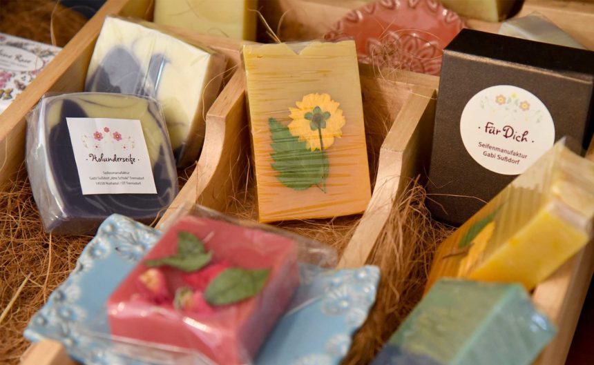 Verschiedene Seifen schön verpackt zum Verkauf in der Region Neuruppin