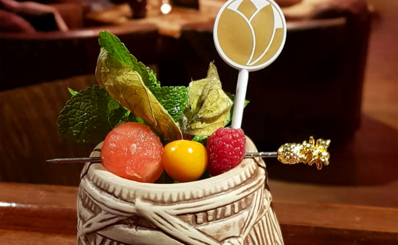 Cocktail mit frischem Beeren Spies und Minze oben drauf im Hotel Neuruppin