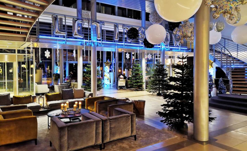 Weihnachtlich dekorierter Lobbybereich im Hotel Resort Mark Brandenburg mit stimmungsvoller Beleuchtung
