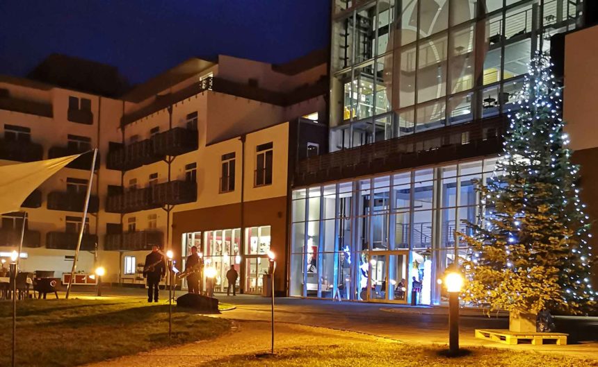 Außenansicht eines weihnachtlich dekoriert und beleuchteten Hotels in Brandenburg