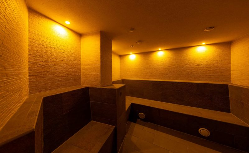Dampfbad mit angenehmen Licht in der Therme Brandenburg