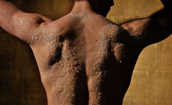 Rücken eines Mannes mit wohltuenden Peeling auf der Haut im Hotel Neuruppin