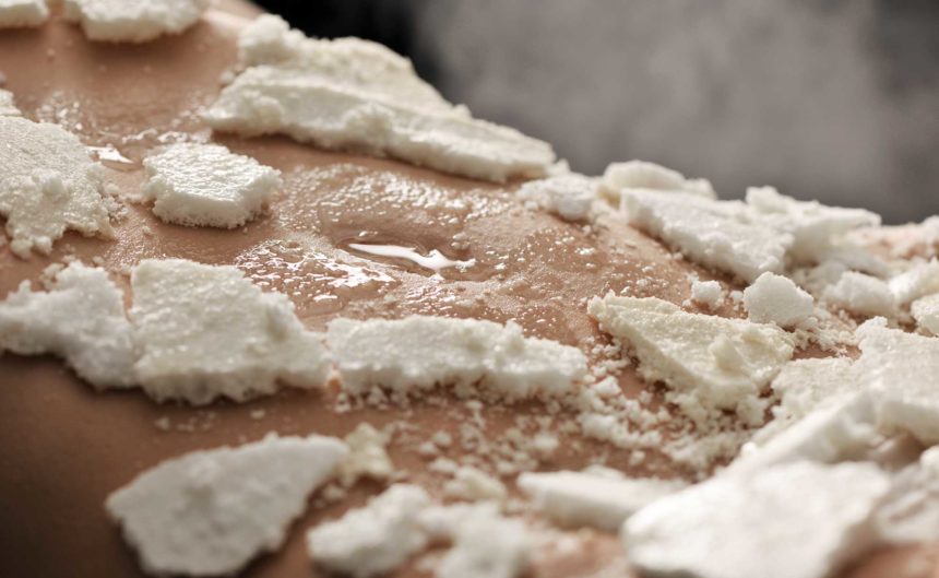 Frau bekommt weißes Peeling auf den Rücken in der Therme Brandenburg