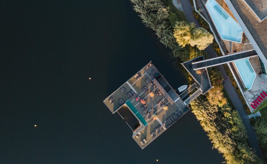 Vertikale Luftaufnahme der See Sauna der Fontane Therme in Brandenburg