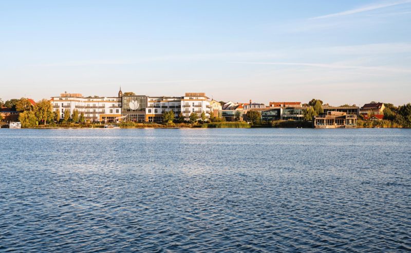 Ansicht des Hotels Resort Mark Brandenburg und der Fontane Therme von der Mitte des Sees