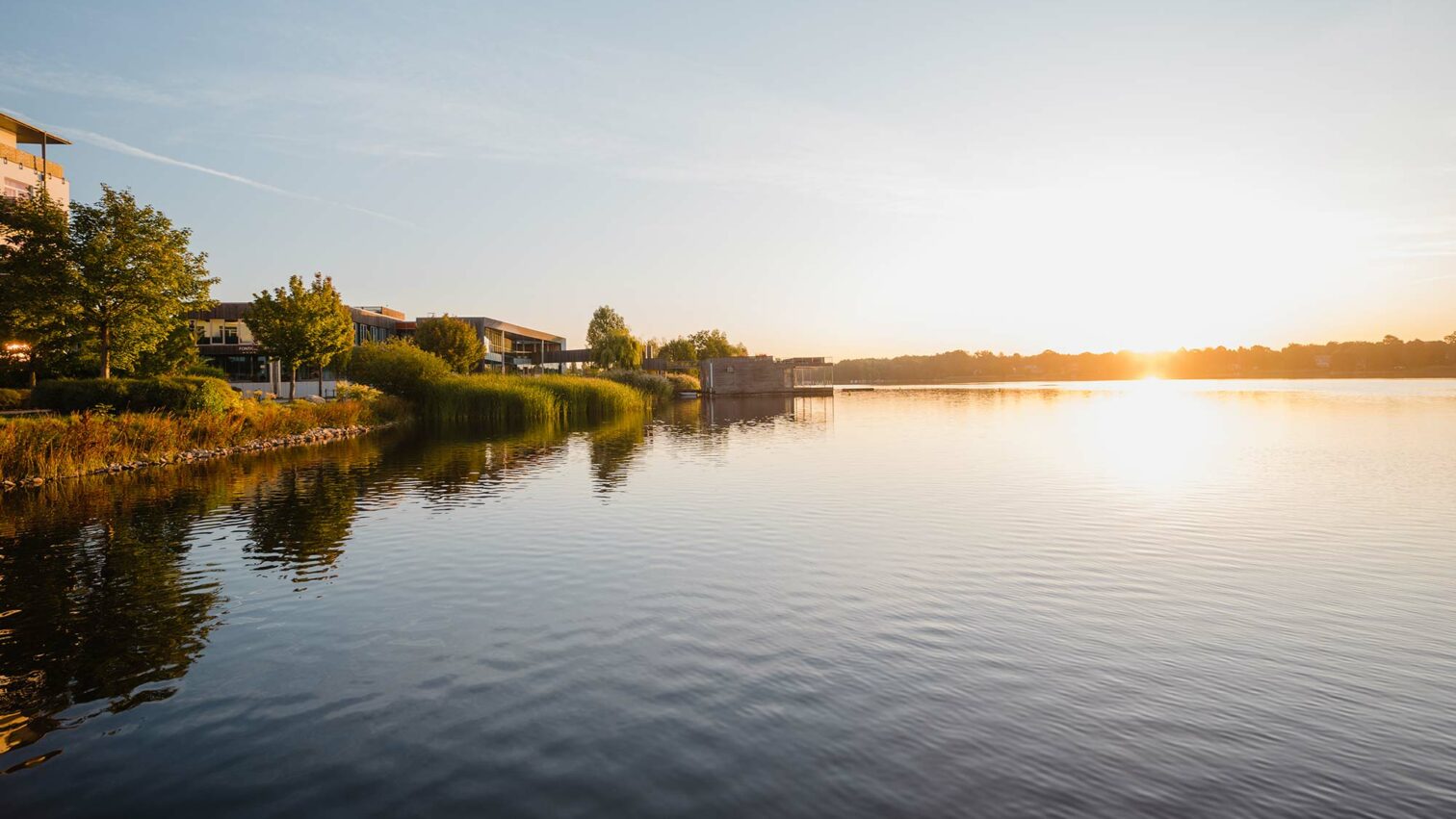 Stimmungsvolle Aufnahme des angrenzenden Ruppiner Sees bei Sonnenuntergang