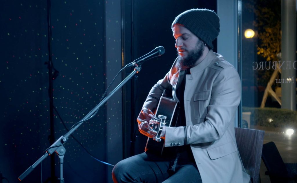 Sänger Willer mit Mikrofon und Gitarre