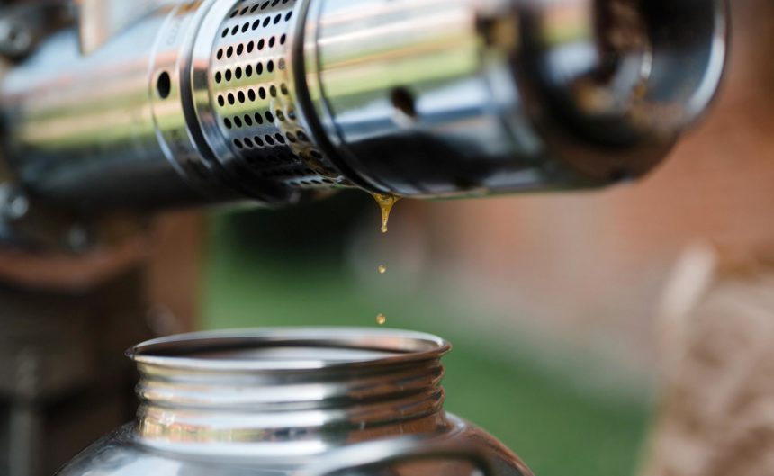 Kaffee tropft aus einem Hahn des Partner Öhlmühle und wird von einer Flasche aufgefangen