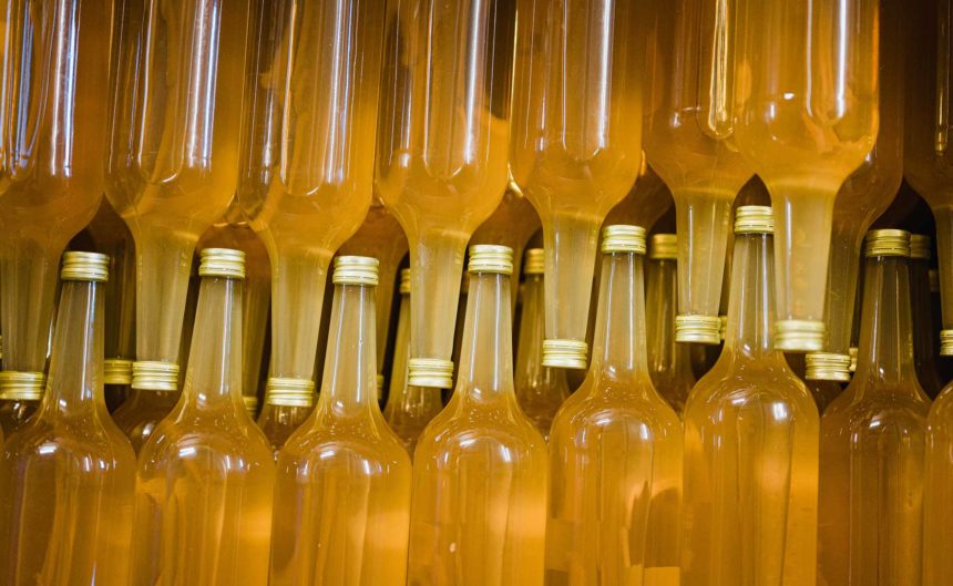 Abgefüllte Flaschen mit Alkohol des Partner Linum