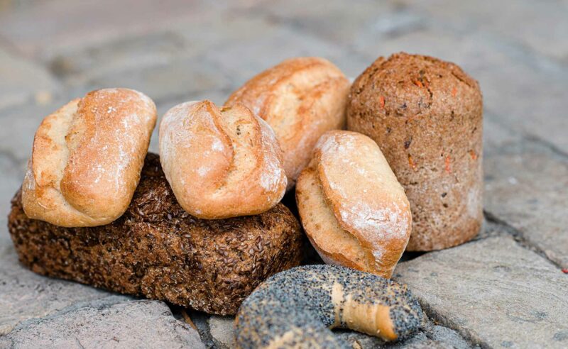 Brot und Semmeln des Partner Vollkern angerichtet zur Präsentation