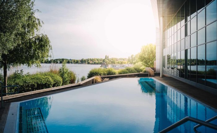 Blick vom Außenpool der Fontane Therme über den Ruppiner See