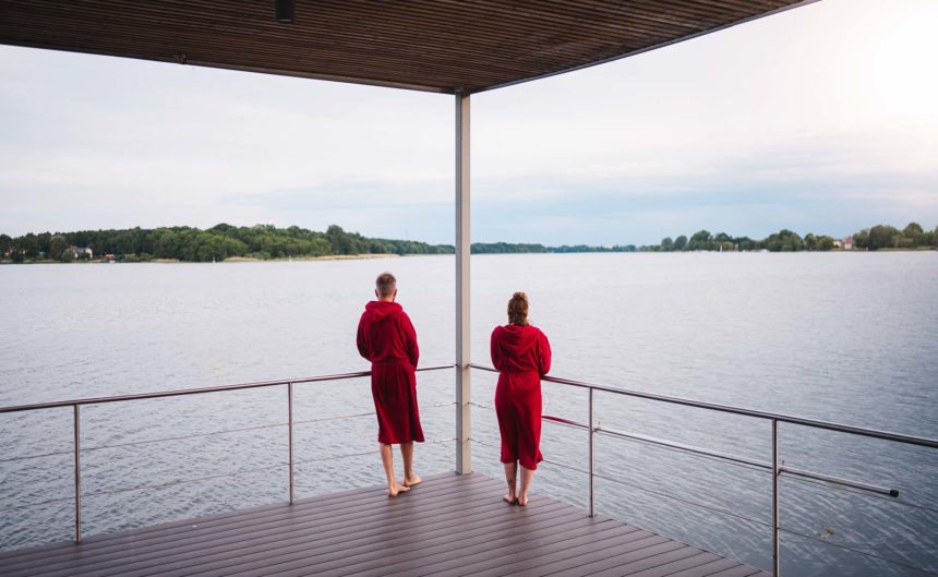 Balkon der See-Sauna in der Fontane Therme mit direktem Blick auf den Ruppiner See