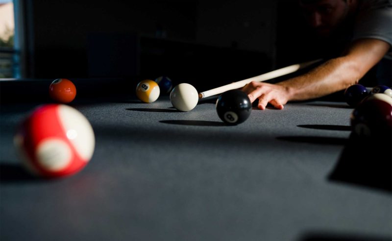 Mann beim Billiard spielen im Tagungshotel Brandenburg