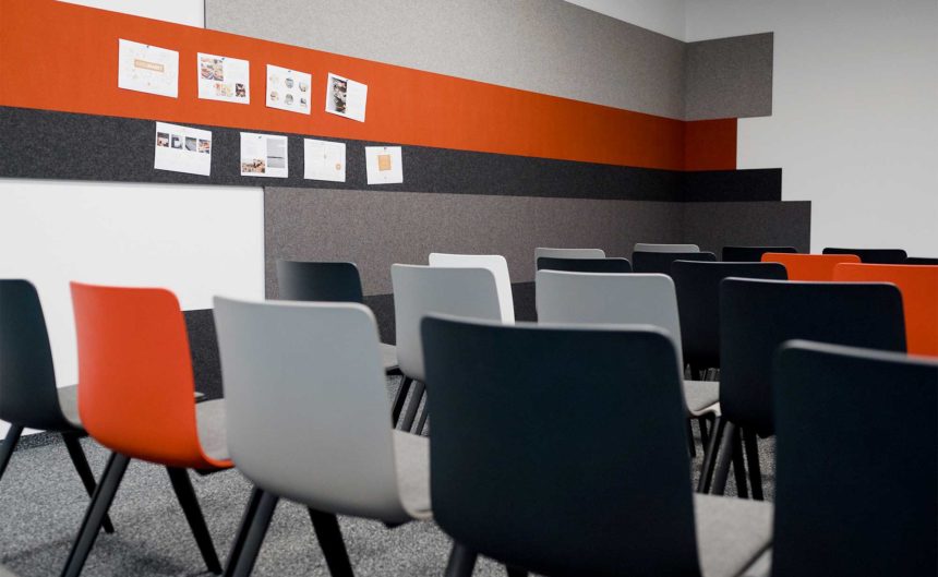 Rot-Schwarz-Grauer Konferenzraum im Tagungshotel Brandenburg
