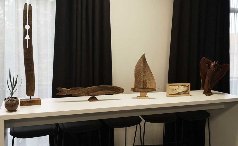 Meeresartige Figuren auf einem Tisch in der Ausstellung Andreas Posch