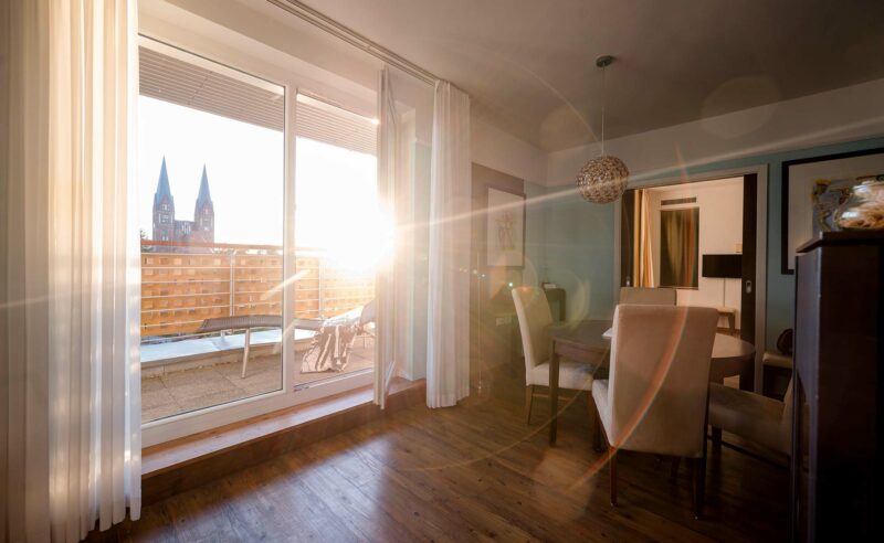 Sonne scheint durch die Terrasse in die Grand Suite des Hotel Neuruppin