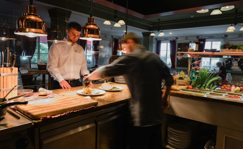 Restaurantmitarbeiter des Restaurant Seewirtschaft bei der Arbeit