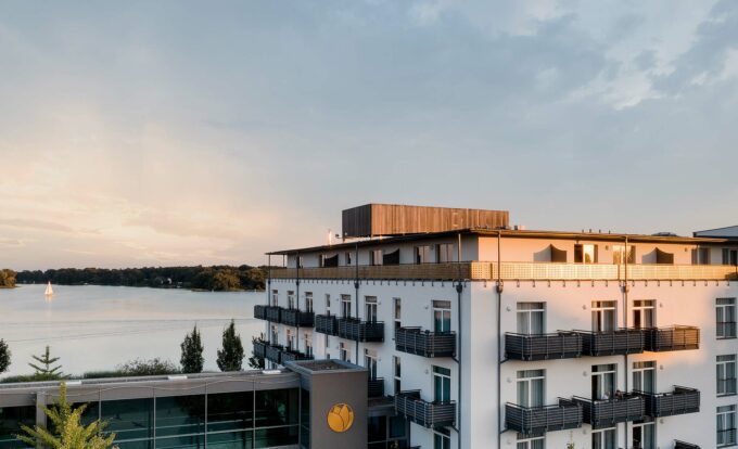 Blick über das Hotel Neuruppin hinweg auf den Ruppiner See