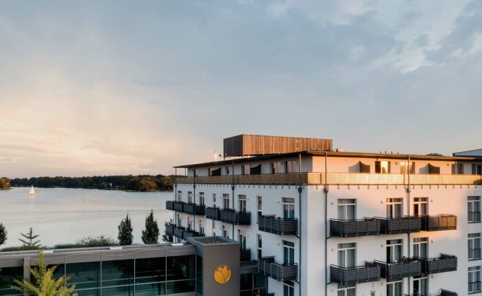 Blick über das Hotel Neuruppin hinweg auf den Ruppiner See