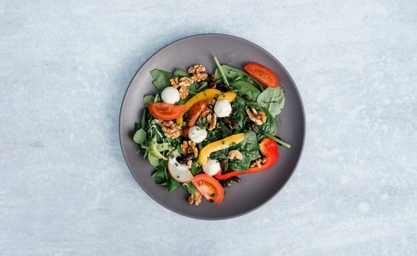 Frischer Salat mit Walnüssen