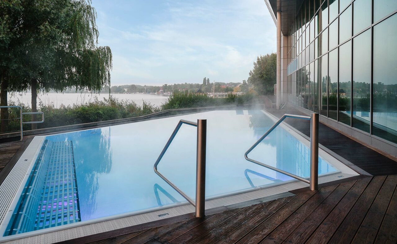 Einstieg in den Soleaußenpool des Hotel Neuruppin