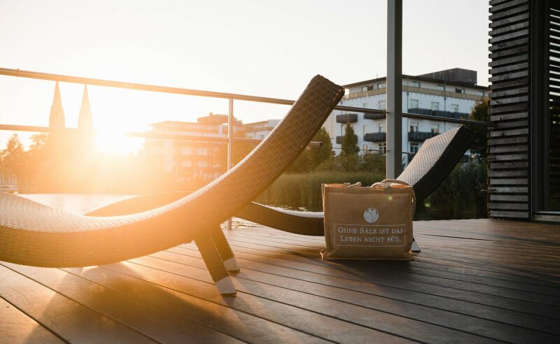 Sonnenliegen vor der Seesauna der Fontane Therme