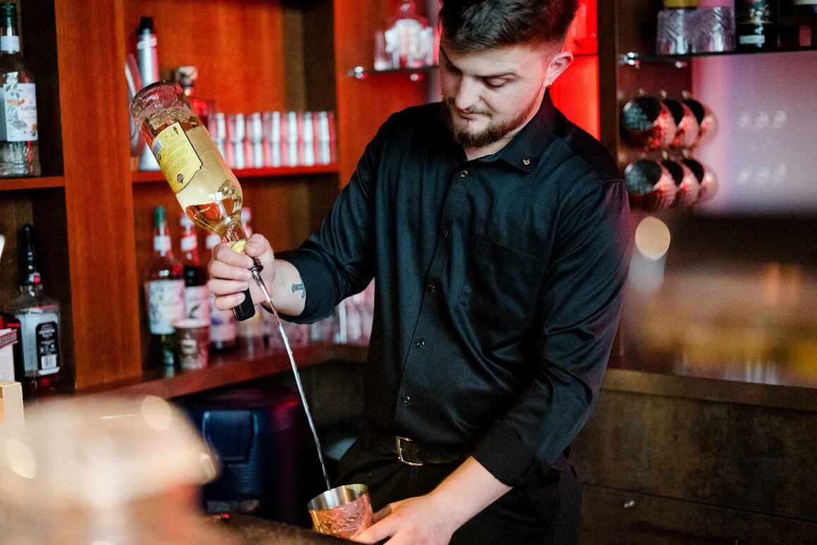 Stellvertretender Restaurantleiter Aleksander Paloka mixt ein Getränk